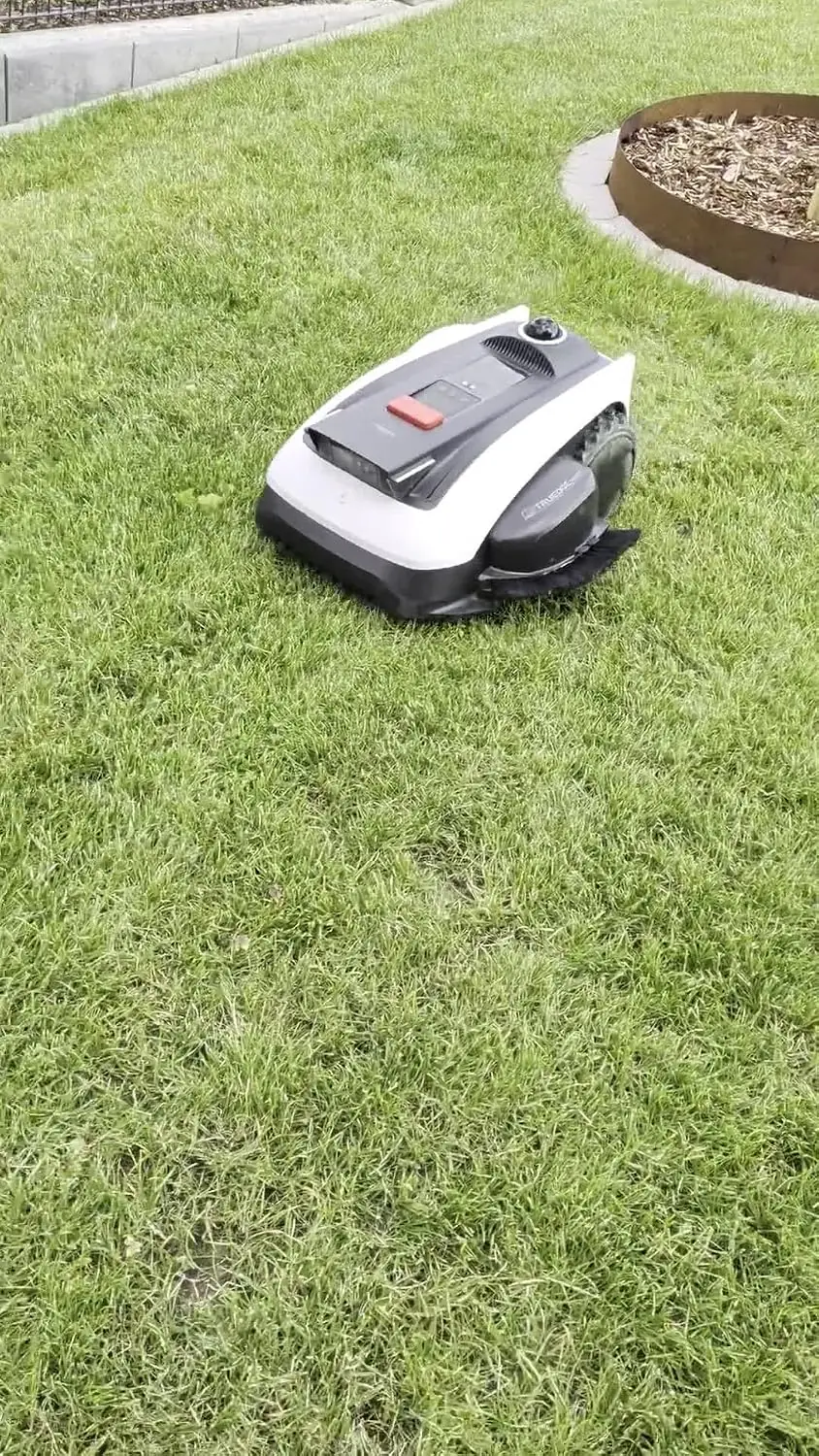 ECOVACS GOAT beim Mähen auf dem Rasen